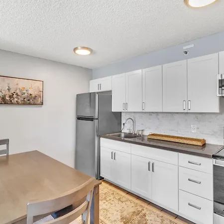 Tower 2 Suite 1208 -Qqe Condo